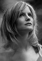 Jennifer Jason Leigh