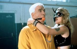 Leslie Nielsen ist sehr Verdächtig